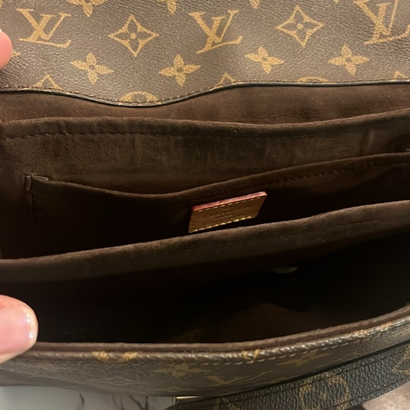 Leather crossbody bag . 10  by 7 . - Picture 4 of 5